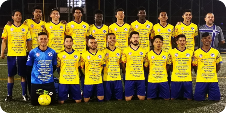Un grupo de personas posando para una foto al lado de un equipo deportivo

Descripci�n generada autom�ticamente